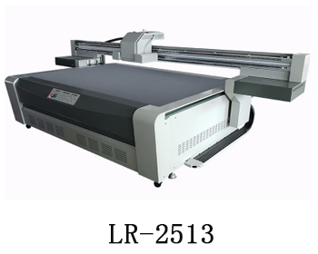 LR-2513通常我們也稱為萬能打印機(jī)，他是根據(jù)國際標(biāo)準(zhǔn)尺寸而來，加上這種uv機(jī)器不收材質(zhì)約束，差不多什么都可以打印，通常我們也稱之為萬能打印機(jī)